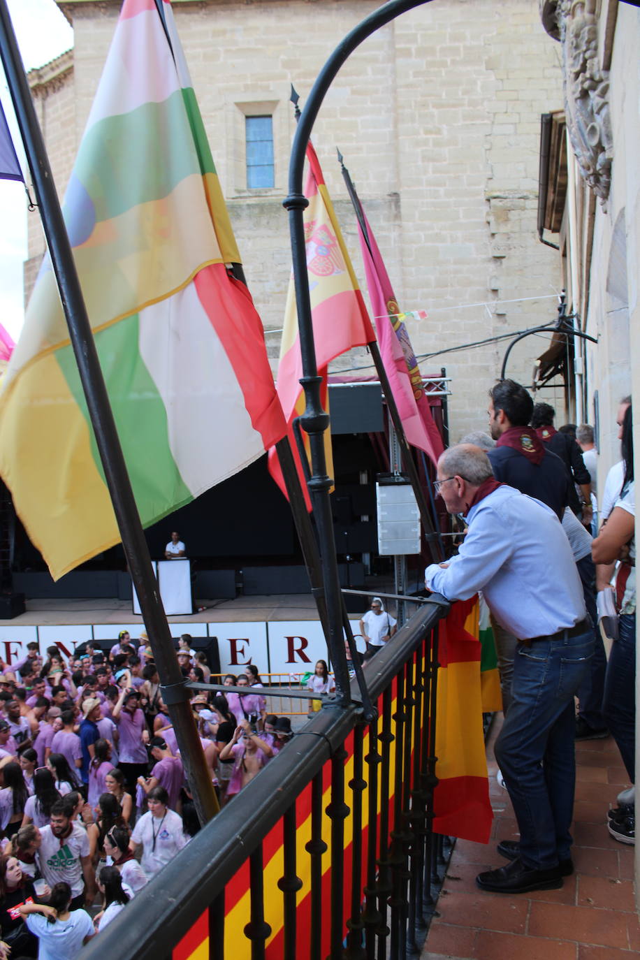 Cenicero dispara el cohete de fiestas