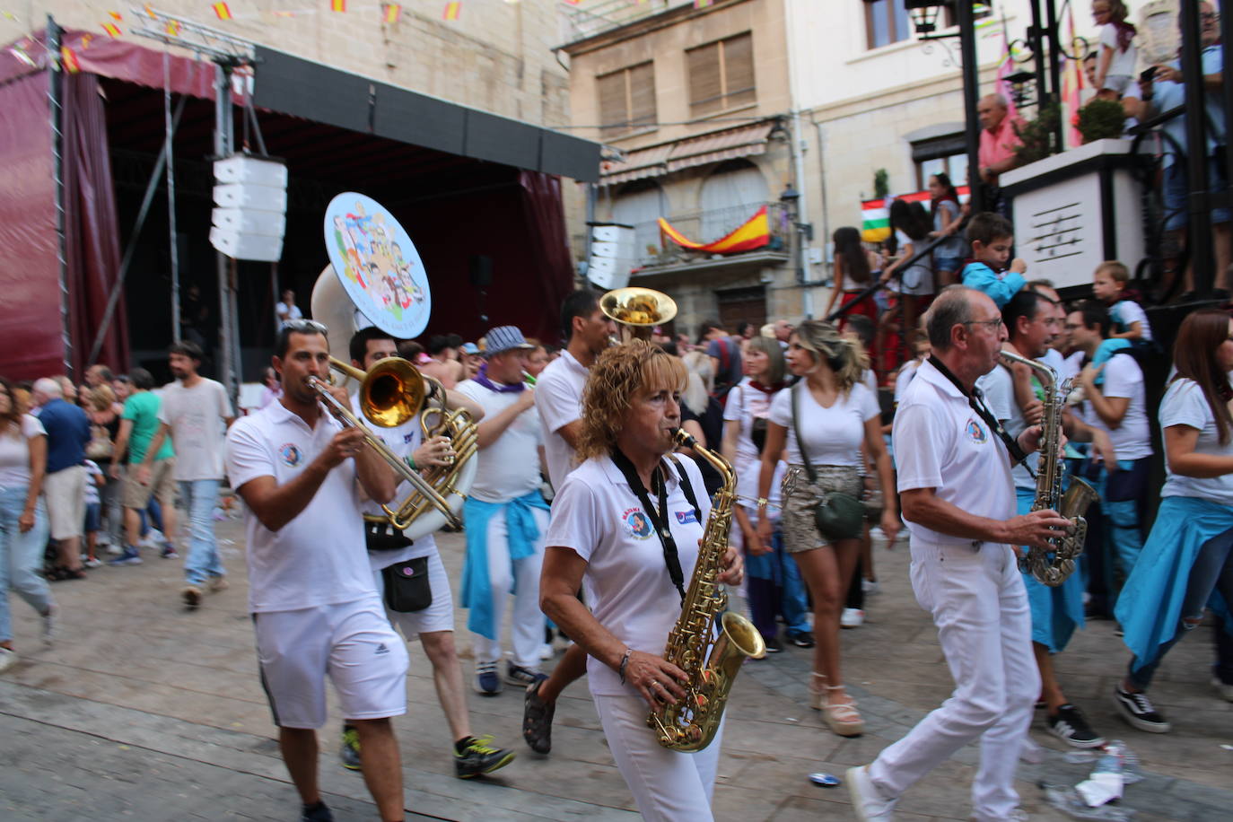 Cenicero dispara el cohete de fiestas