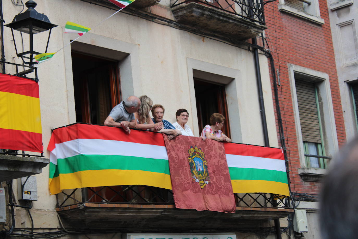 Cenicero dispara el cohete de fiestas