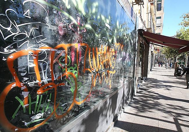 El espray, a chorros, no distingue tampoco entre superficies.