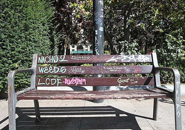 Bancos, farolas, papeleras, no hay mobiliario libre de mancha.