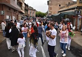 Tramo de la calle Ibo Alfaro lleno de participantes en la Gaita Mixta, ayer en Cervera.