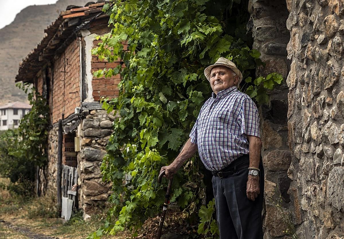 Leandro Serrano posa en Anguiano, donde vive ahora en la Residencia Sánchez Torres.