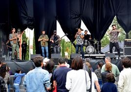 La Cosecha Mestizaje Band, con el cocinero y cantante Jesús Basurto al micrófono, durante su actuación ayer domingo en el Muwi La Rioja Fest.