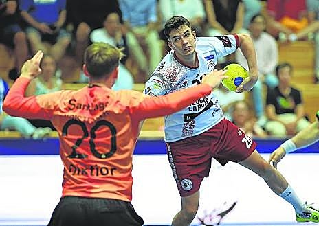 Imagen secundaria 1 - Arriba, Xavi Tuà salta desde el extremo para enfrentarse a Kristenden. El duelo lo ganó el guardameta del Sporting. Debajo, a la izquierda, Eugen Zaja lanza a portería. Marcó nueve goles. A la derecha, Edu Ortiz intenta una rosca ante Kristensen. 