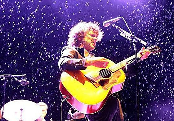 Quique González, bajo la lluvia del viernes en Logroño.