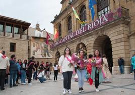 En el centro, Ángela Olmos, Guapa de Bilibio 2023, y sus Damas, Lucía Alonso (izda.) y Nayra Arellano (dcha.), a su llegada a la plaza.
