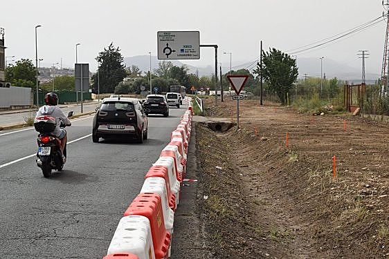 La carretera LR-250 a la salida de Logroño, con los primeros trabajos del carril ciclopeatonal.