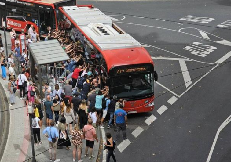 Decenas de personas rescatan a un hombre tras quedar atrapado bajo un 'bilbobus'