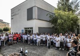 Los compañeros de los sanitarios atropellados y vecinos de Haro se concentran en el centro de salud jarrero, donde sucedió el siniestro.