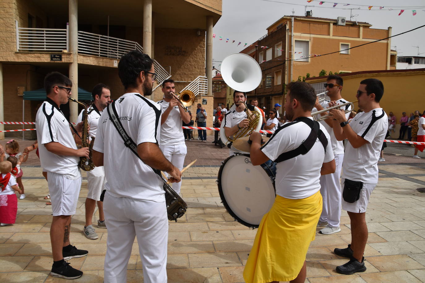 Chupinazo y carrozas de Pradejón