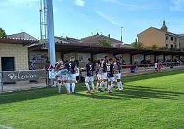 El Haro celebra un gol en el campo municipal San Roque de Agoncillo, con la grada a derribar al fondo.