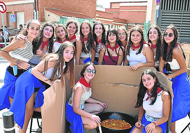 Una cuadrilla de pradejoneras terminando su rancho.