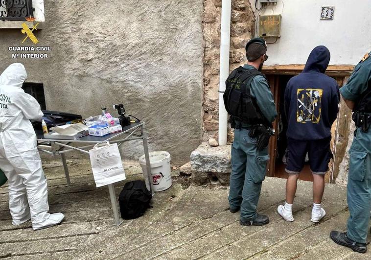 Los agentes de la Guardia Civil, en la vivienda de Pradillo.