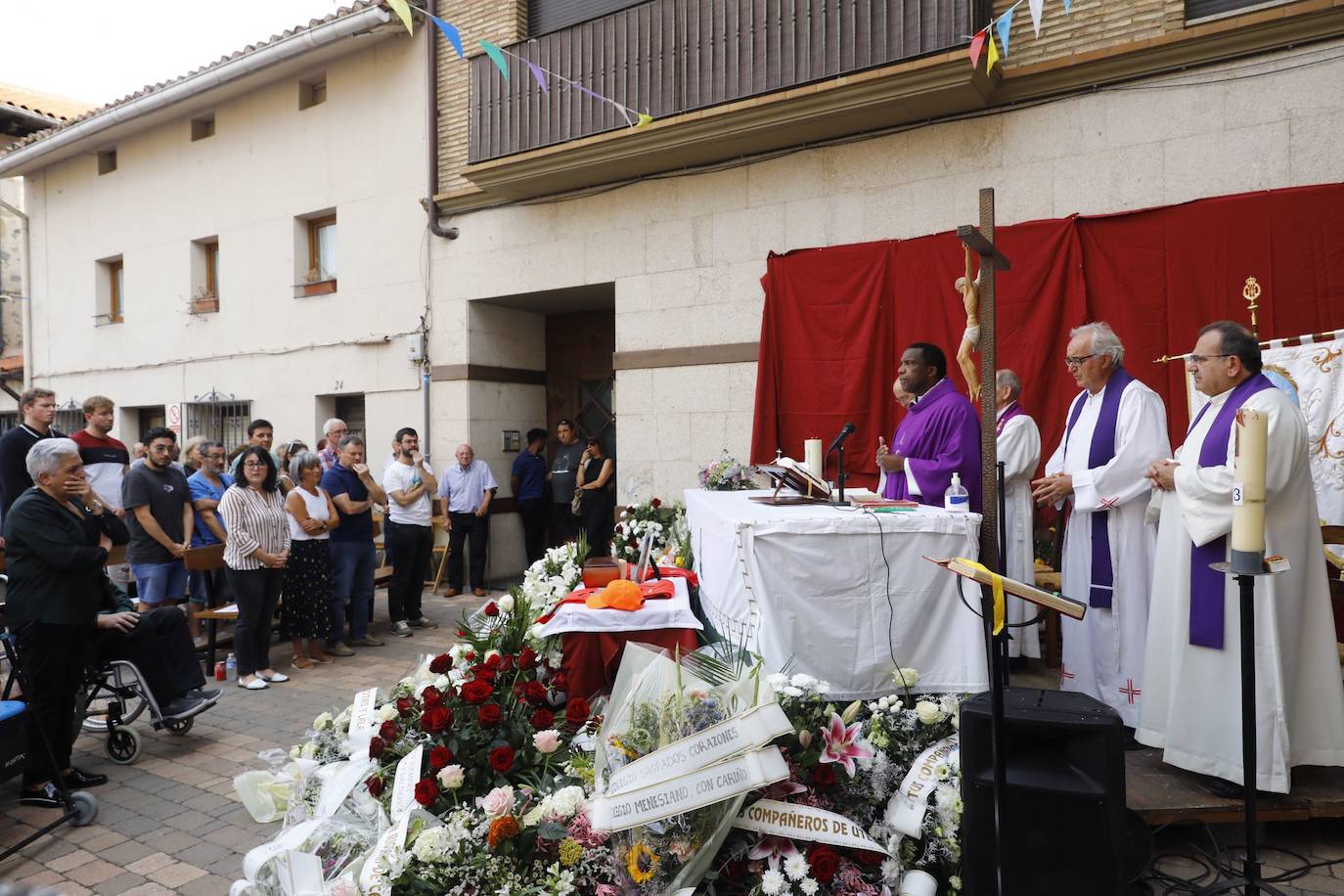 Multitudinaria despedida de Manuel Montoya