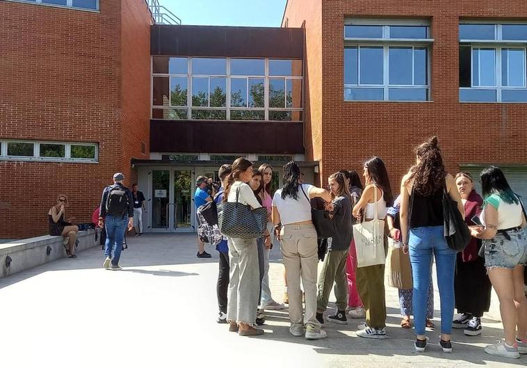 Un grupo de alumnas, en la entrada del edificio Quintiliano de la UR, donde se ha celebrado la reunión con el rector y el equipo directivo.