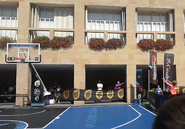 El joven jugador lanza desde detrás de la valla.