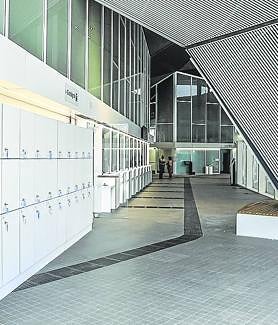 Imagen secundaria 2 - La escalera y la parte de arriba, de momento, estarán cerradas. Debajo, taquillas para la venta presencial de billetes y entrada.