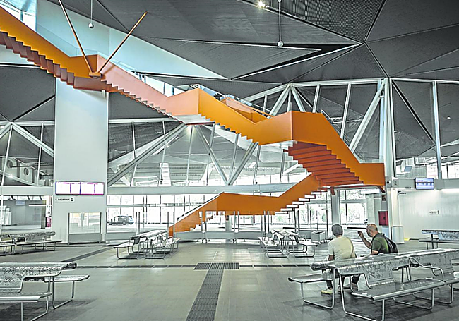 Vista de la zona de espera, con los bancos y demás mobiliario.