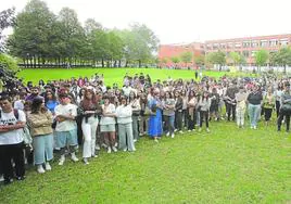 Cientos de alumnos, profesores y políticos se congregaron este lunes frente al edificio Luis Vives de la UR.
