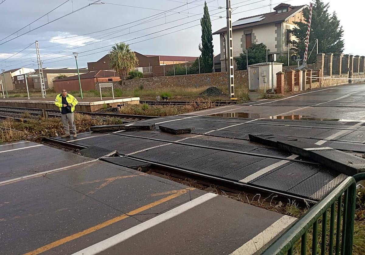 Cortado el paso a nivel de la estación de Calahorra.