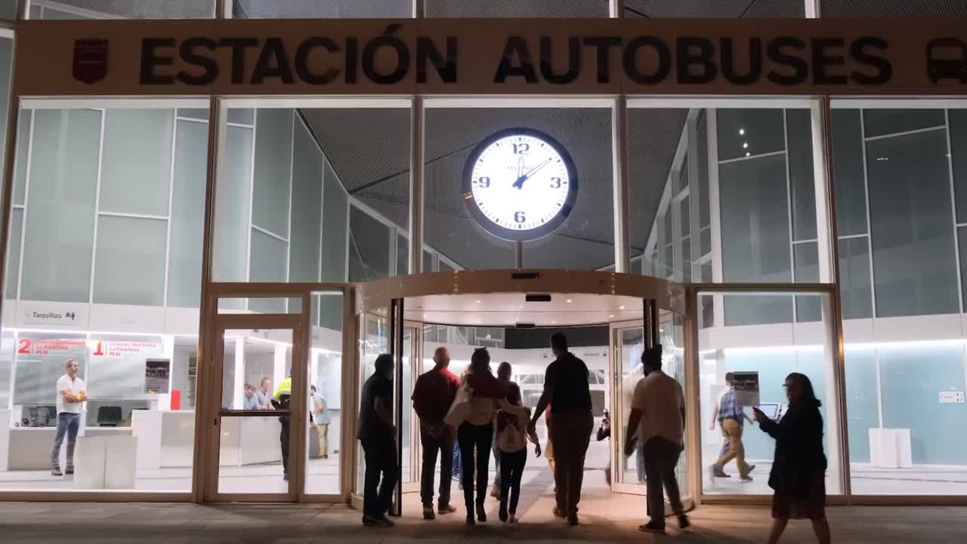 Madrugada de cierre y apertura en las estaciones de autobuses de Logroño