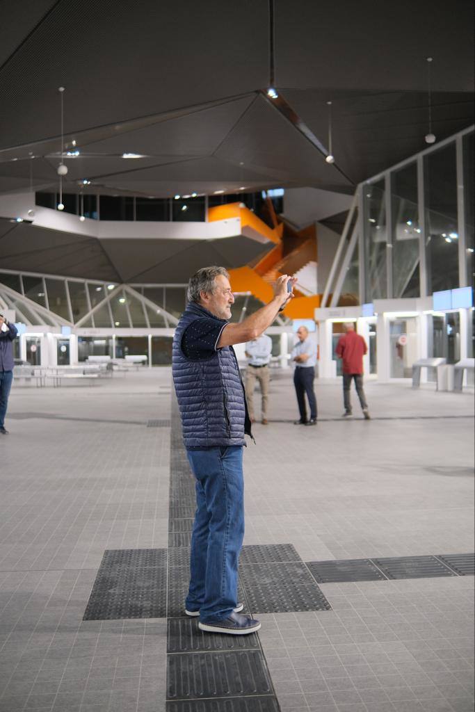 Un logroñés toma fotos de la estación.