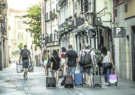 Turistas recorren Logroño con sus maletas.