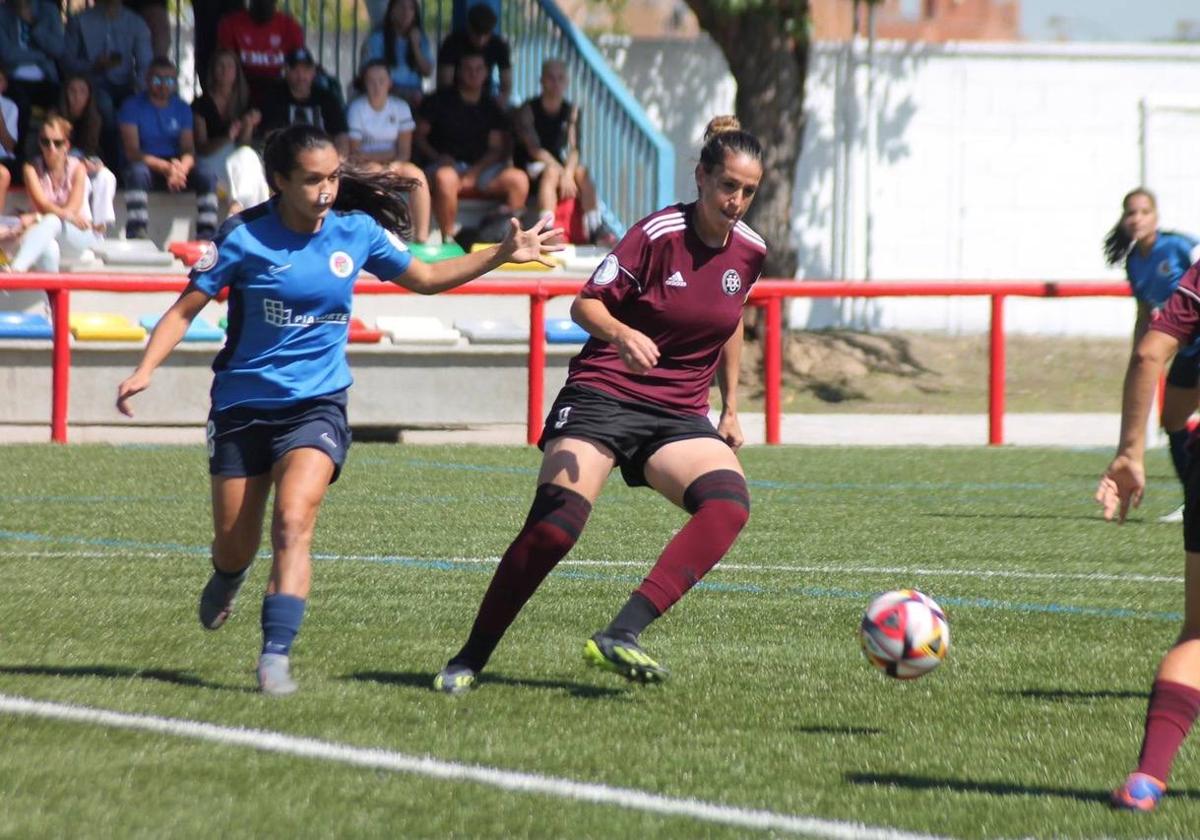 Olga García con el balón en el partido de este miércoles contra el Getafe.