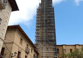La iglesia de la Asunción y su imponente andamio, ayer.