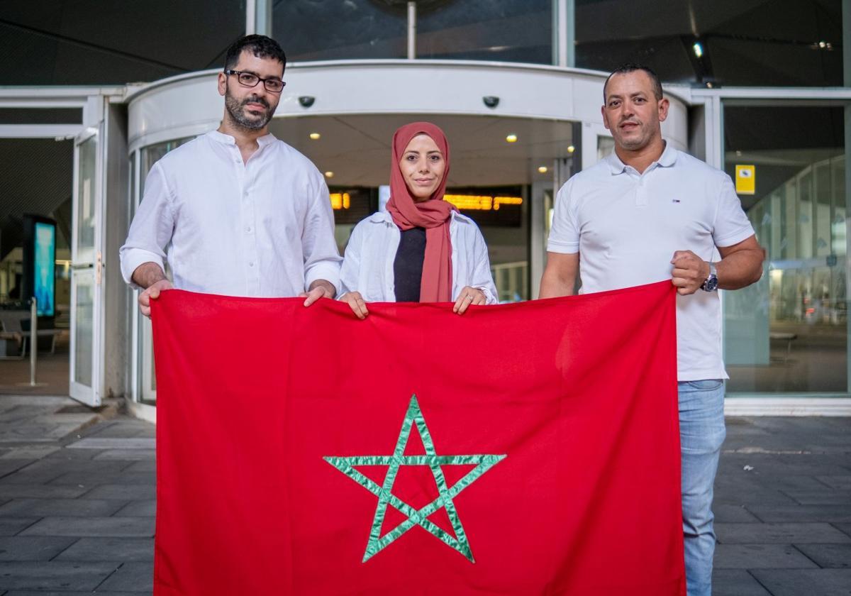 Kamal Majaiti, Ayda Essalhi y Kamal Ifraj, ayer en Logroño sosteniendo una bandera de Marruecos.