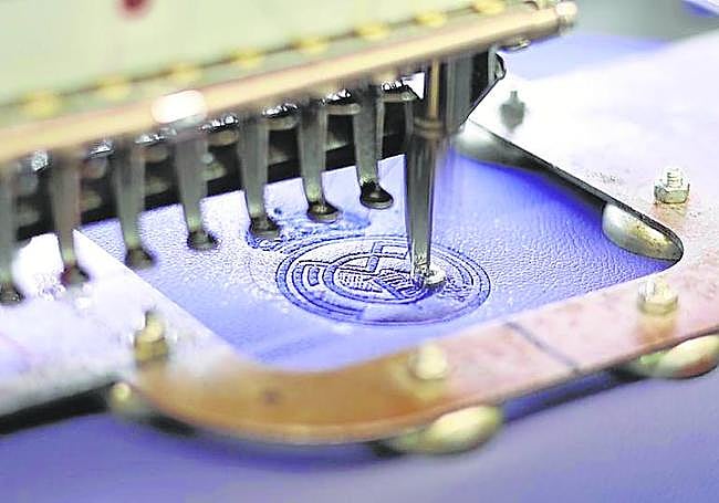 Bordado del escudo del Real Madrid en cada butaca