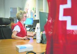 Teleoperadoras atienden a los usuarios del servicio de teleasistencia desde su puesto en el centro de operaciones autonómico de Cruz Roja en La Rioja .