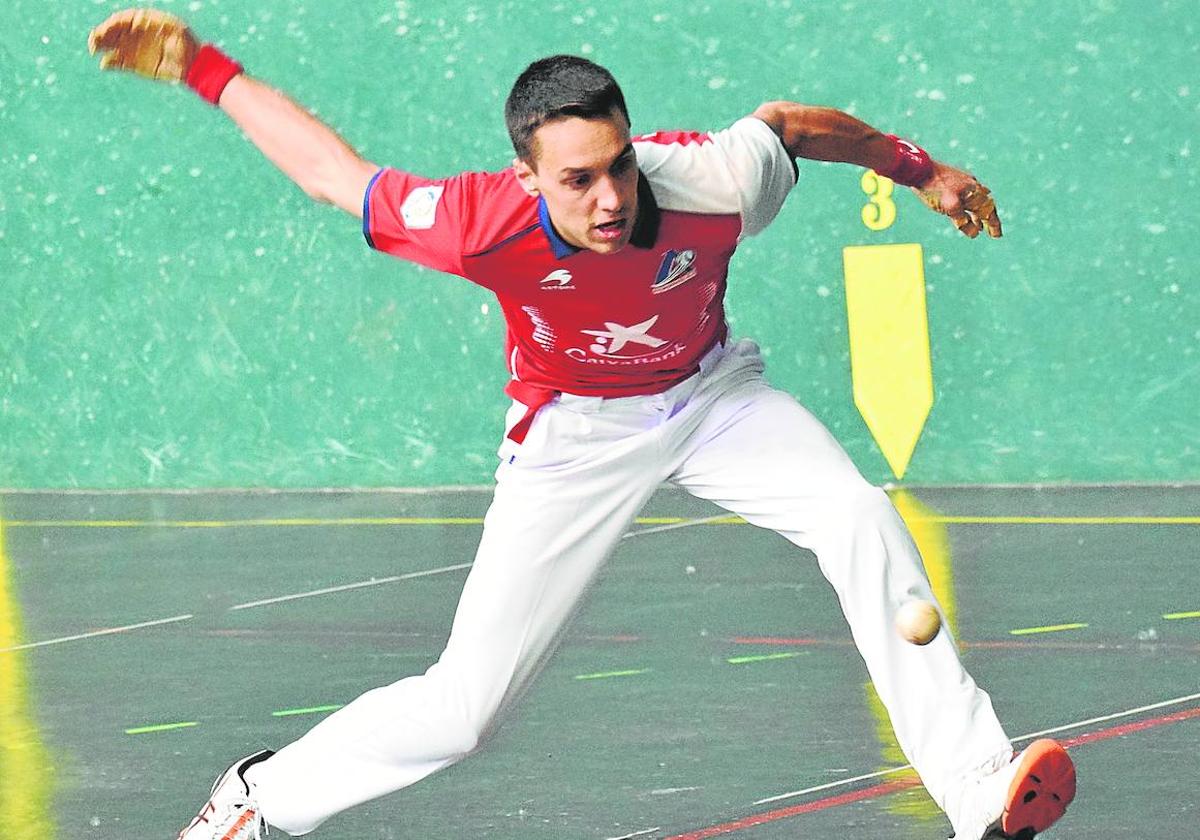 Javier Zabala recoge una pelota con su mano derecha en el Javier Adarraga.