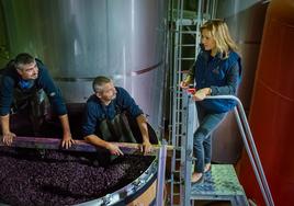 Cristina Forner observa las labores en la bodega.