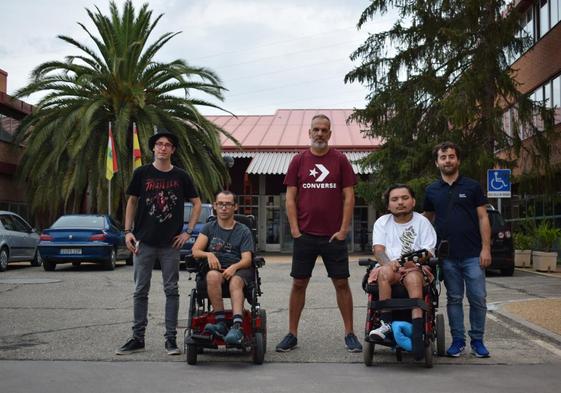 David, Aritz, Víctor, Dylan y Adrián, usuarios del CRMF de Lardero, molestos con la gestión.