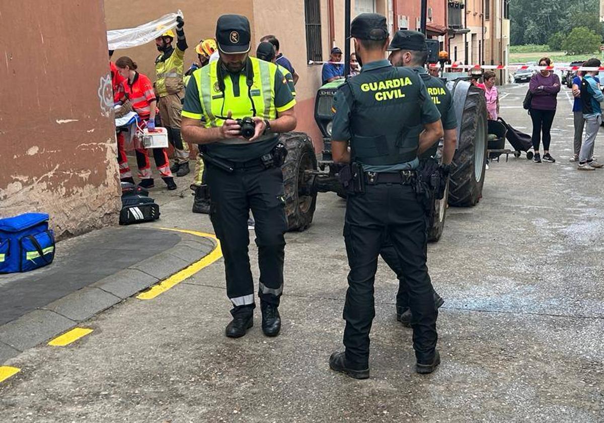 «La Guardia Civil en el lugar del accidente, en la calle Norte de Alberite»