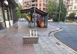 Jardinera abandonada cada vez que cierran