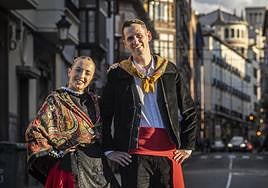 Lucía Yubero y Félix Ángel Jalón, los Vendimiadores de las fiestas de San Mateo 2023, posan juntos en la calle Sagasta.
