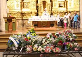 El altar de Santa María la Real tras la ofrenda floral.