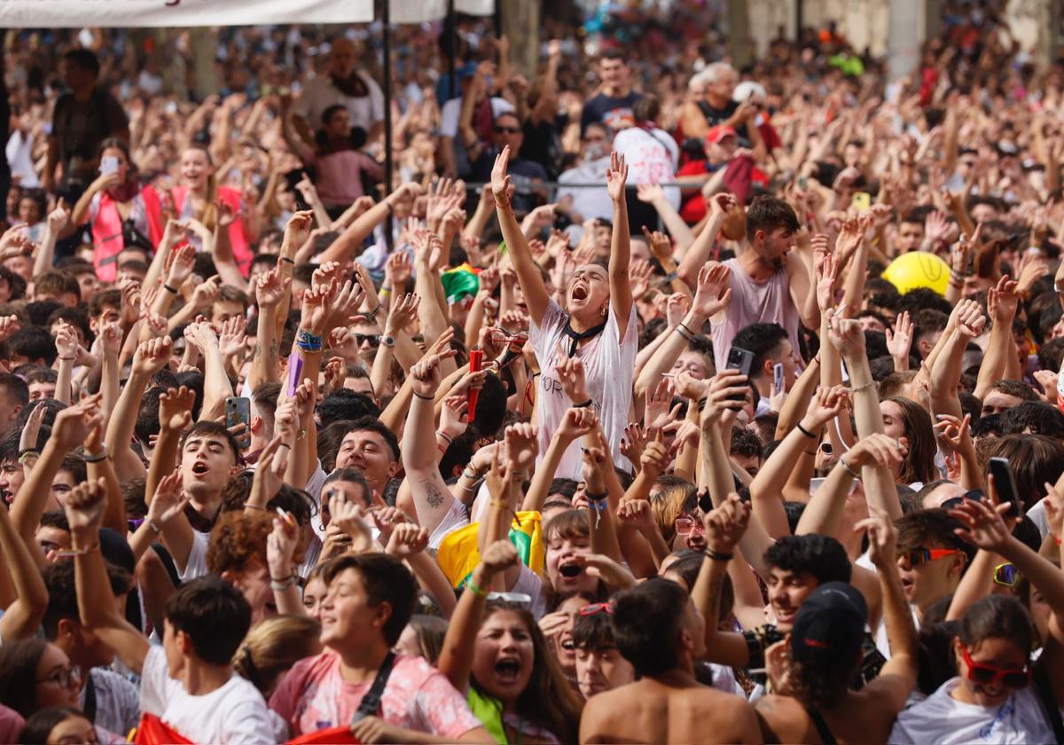 Brazos arriba y alegría a tope en la plaza del Ayuntamiento.