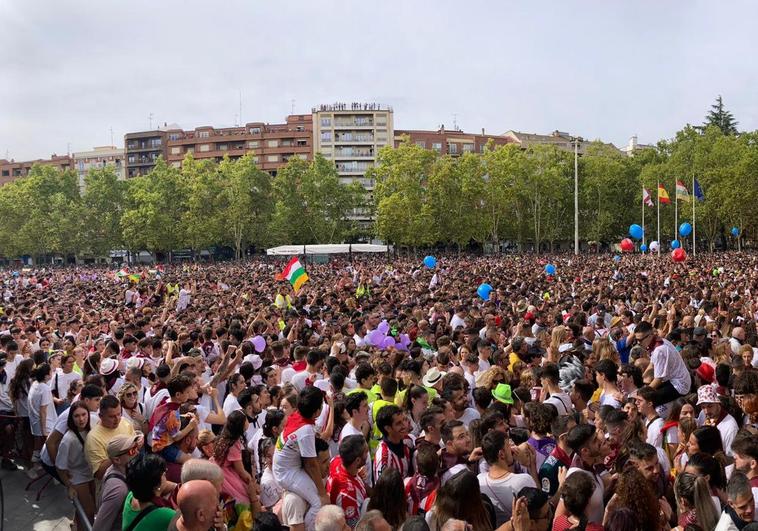 Miles de logroñeses cantan 'Mi tierra es La Rioja' en el comienzo de las fiestas de San Mateo