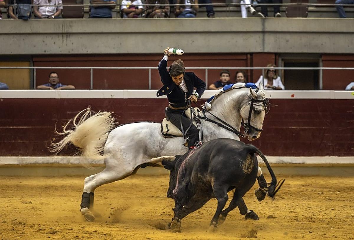 Guillermo Hermoso de Mendoza, en una ajustada banderilla.