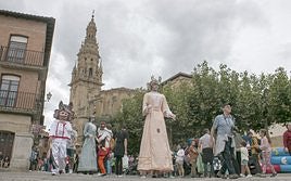 Los gigantes y cabezudos entran en la plaza de España tras su pasacalles por la ciudad.