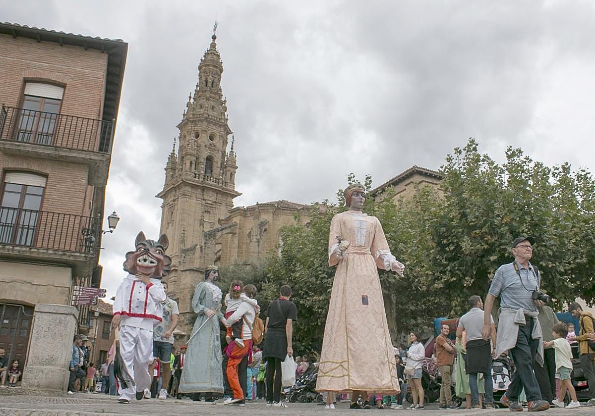Los gigantes y cabezudos entran en la plaza de España tras su pasacalles por la ciudad.