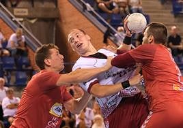 La defensa del Huesca frena el avance de Eugen Zaja.