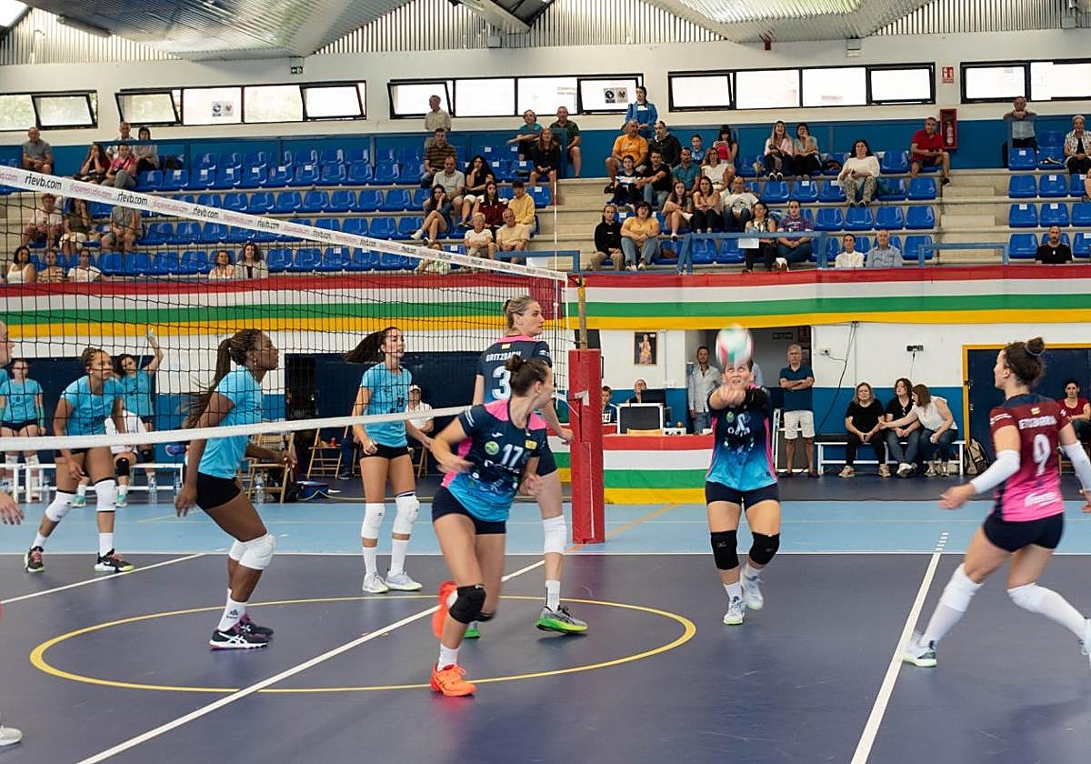 Galiano espera el balón ante Etxebarria y Djuly.