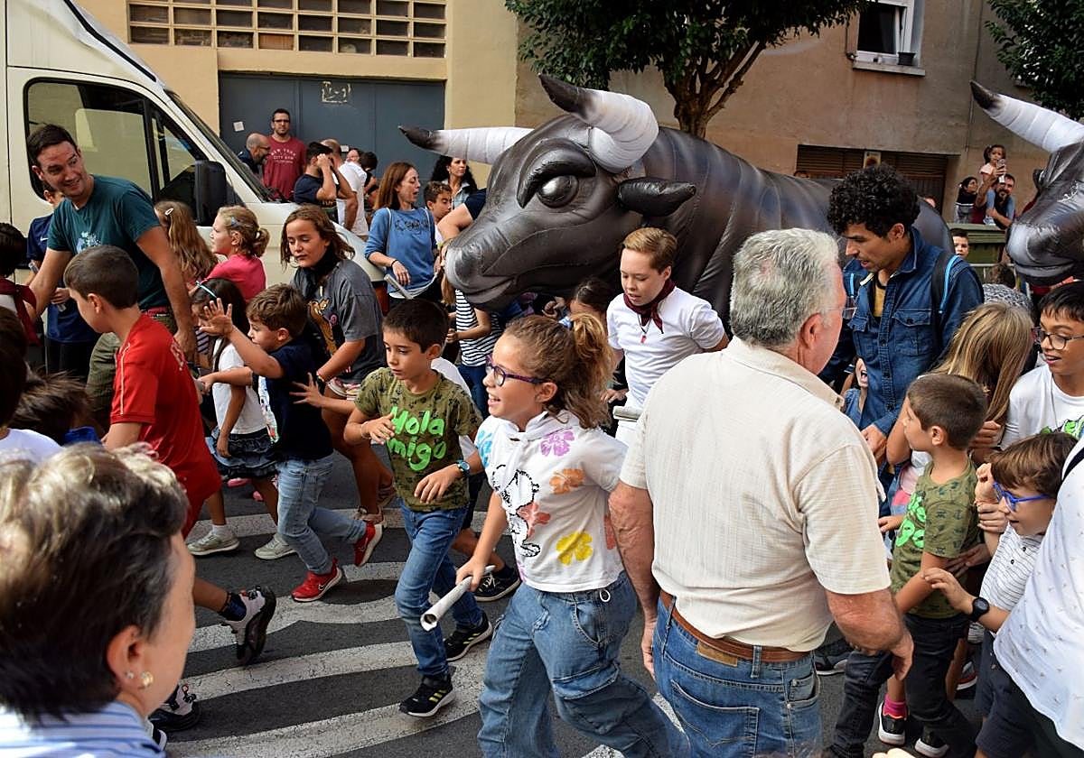 Niños y también algún que otro adulto corrieron este lunes delante de los 'astados'.