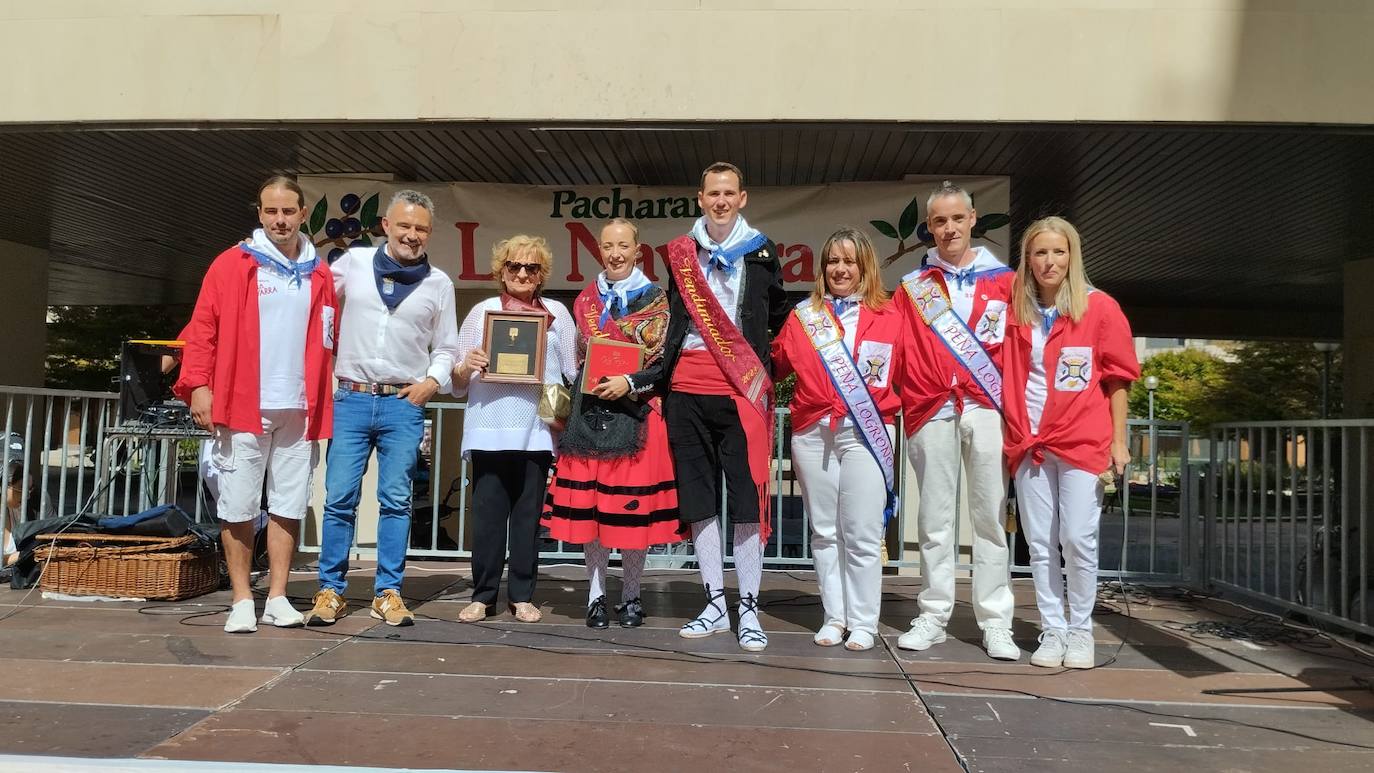 Foto de familia tras la entrega de la distinción 'matea' de la Peña Logroño.