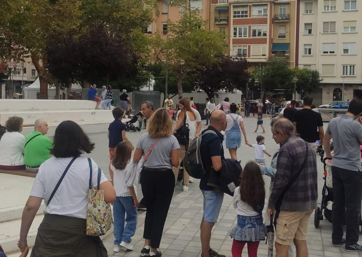 Los niños y sus familias, esperando ayer.